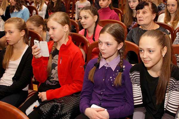 Андрис Лиепа встретился с учениками танцевальных коллективов Зеленогорска